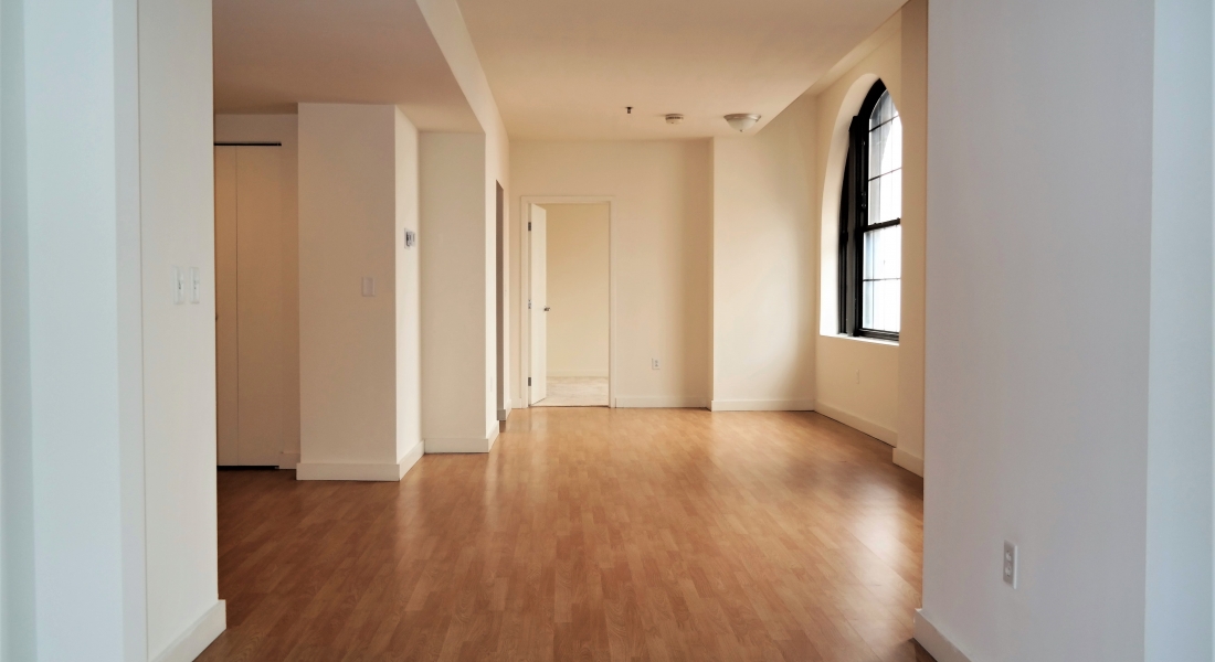 Unfurnished living room in Downtown Wilmington, DE apartment The